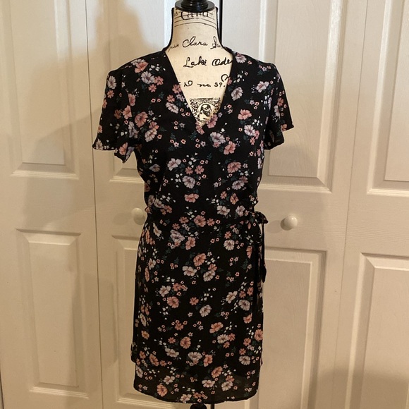 H&M V Neck Black and Pink Floral Wrap Mini Dress Lightweight Size 10 - Picture 1 of 10